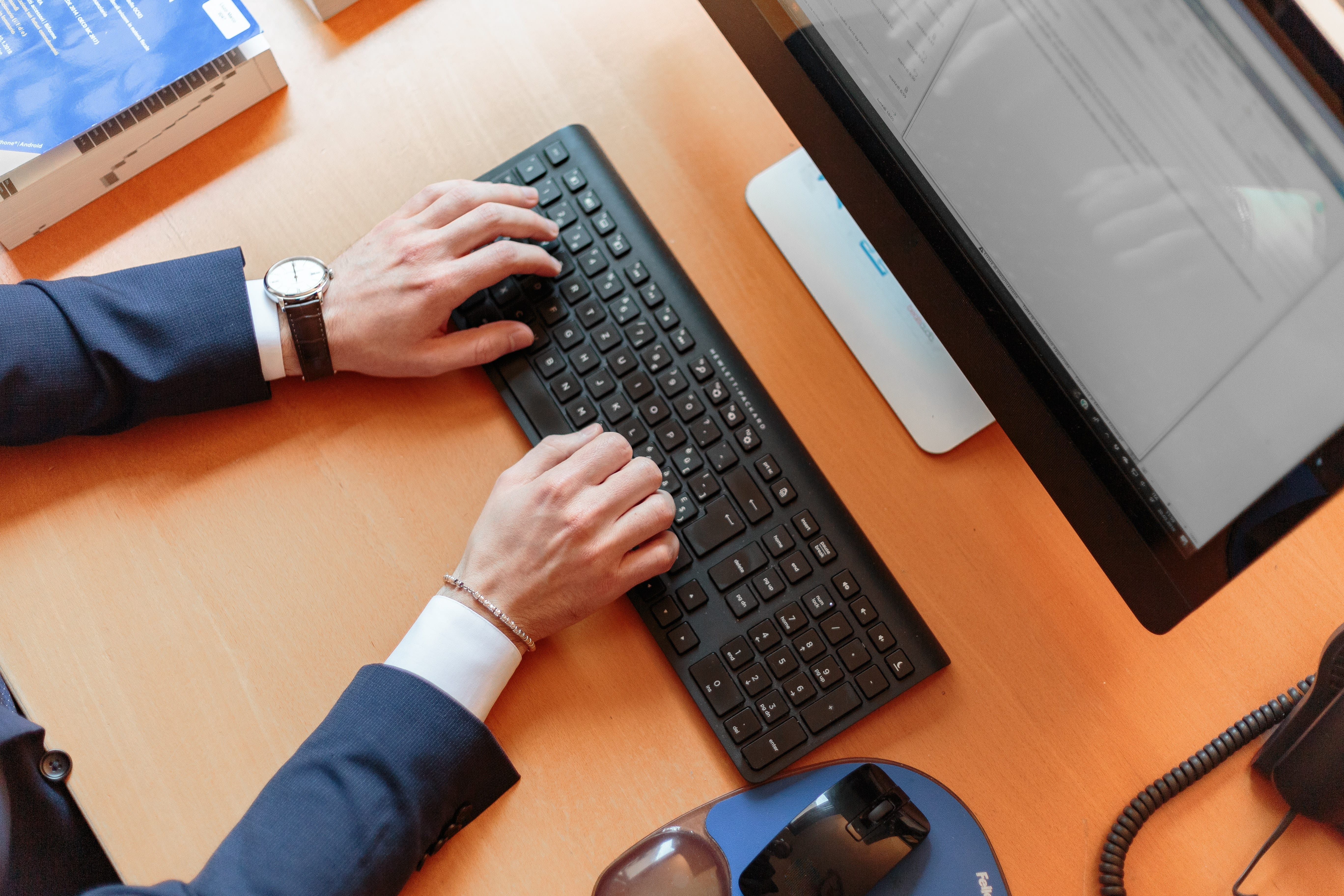 Working computer. За компьютером. Работа за компьютером. Чиновник за компьютером. Госслужащий за компьютером.